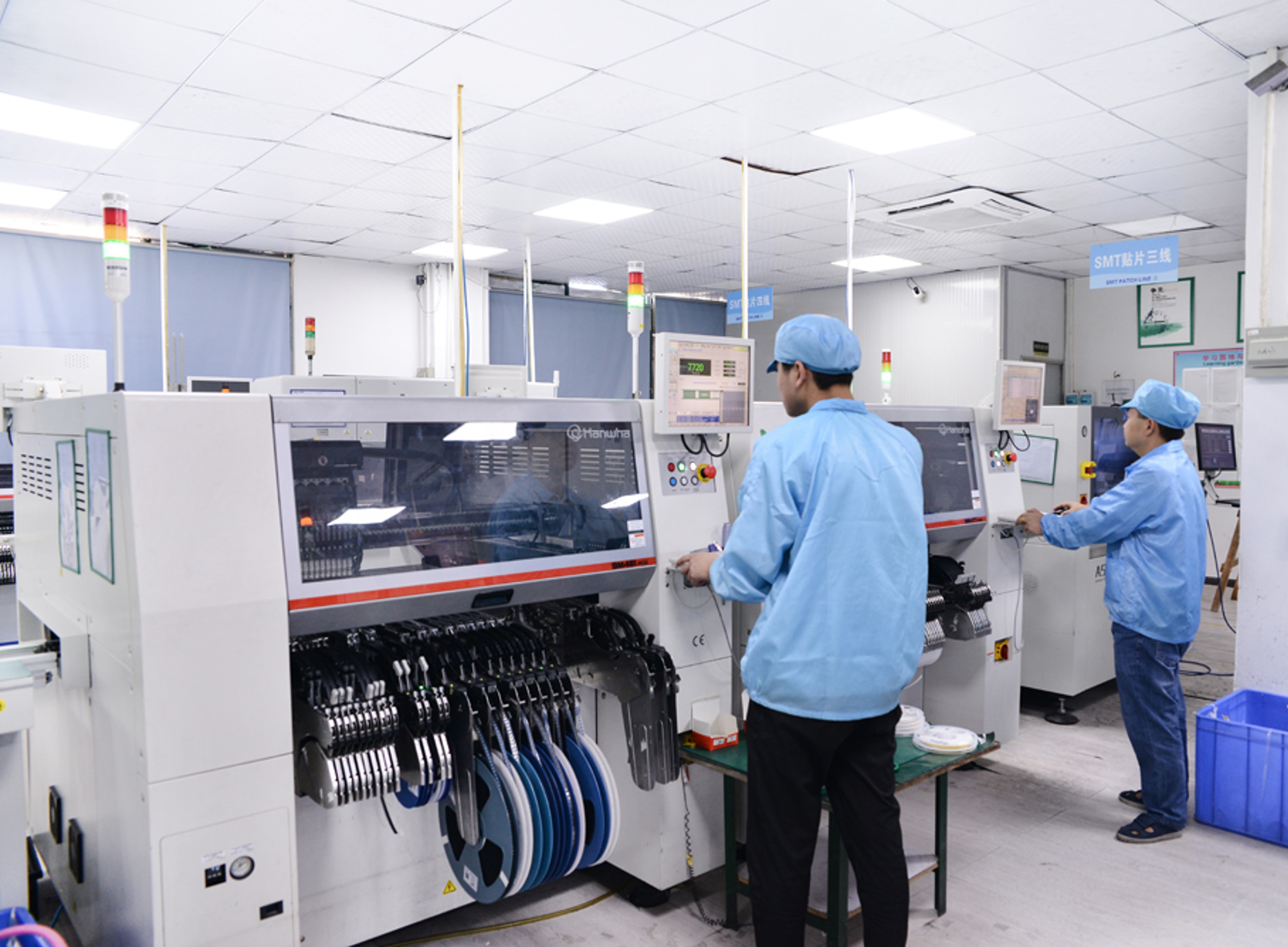 Placeholder: labeled diagram of a voice AI device showing mics, SoC, connectivity, and battery